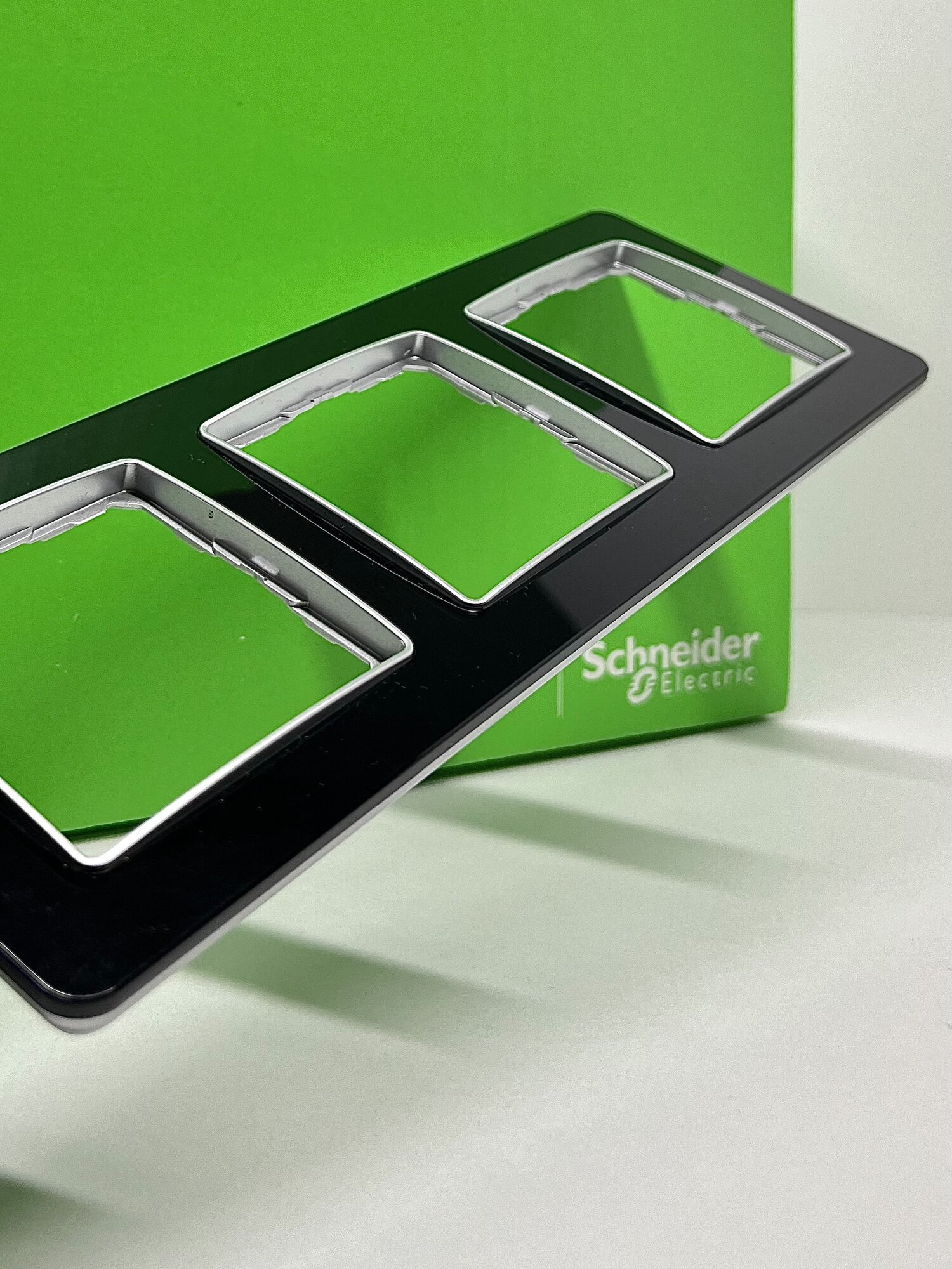 Рамка 3-постовая универсальная Schneider Electric Sedna Design, черное стекло SDD361803