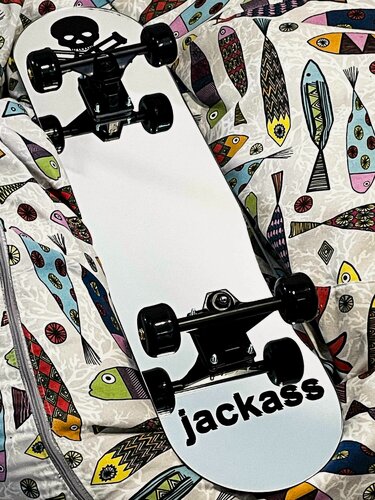 Изображение товара Зеркало интерьерное в форме скейтборда, дизайн Jackass (Чудаки), цвет черный, длина 80 см, бренд Zrcatko