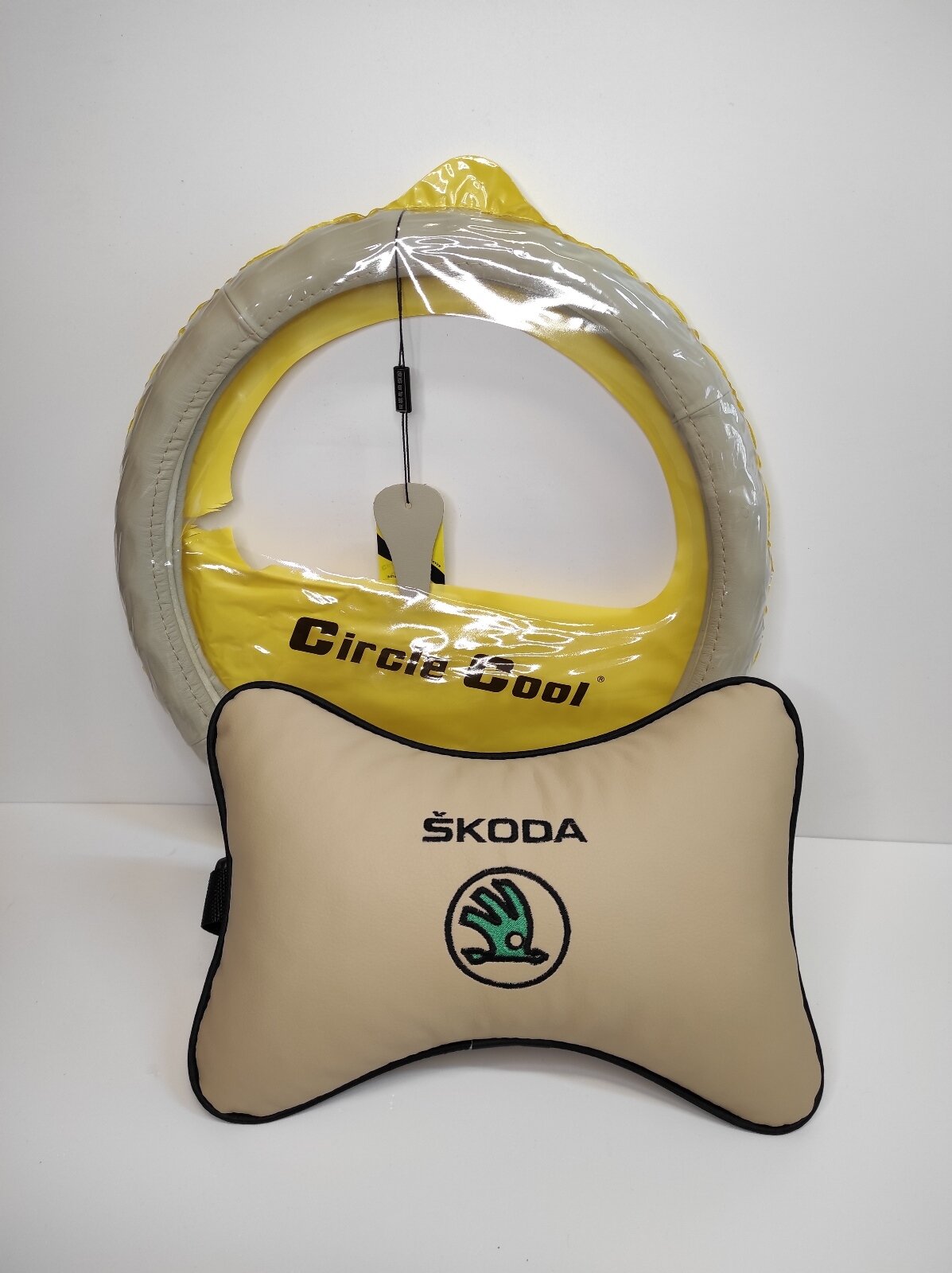 SKODA Подарочный набор: подушка на подголовник из экокожи с логотипом (шкода)  оплетка на руль из натуральной гладкой кожи р-р М бежевая