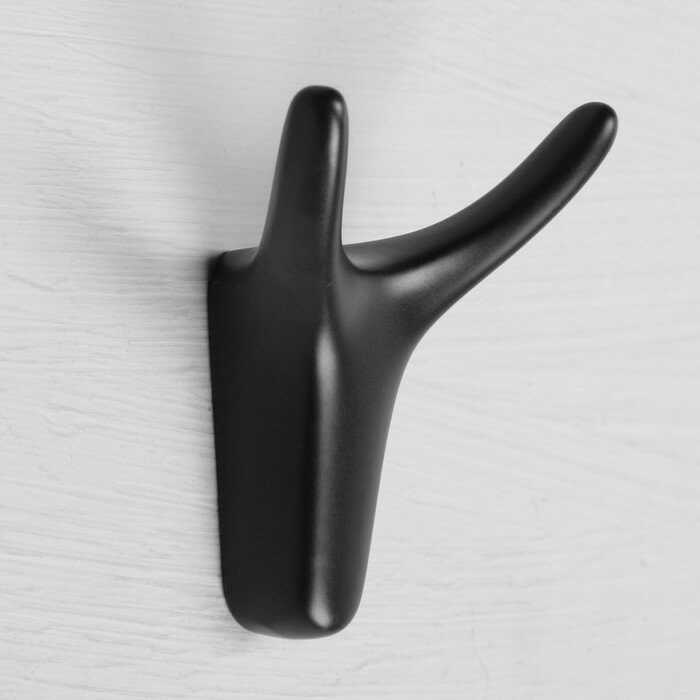 Крючок мебельный CAPPIO OX, двухрожковый, черный
