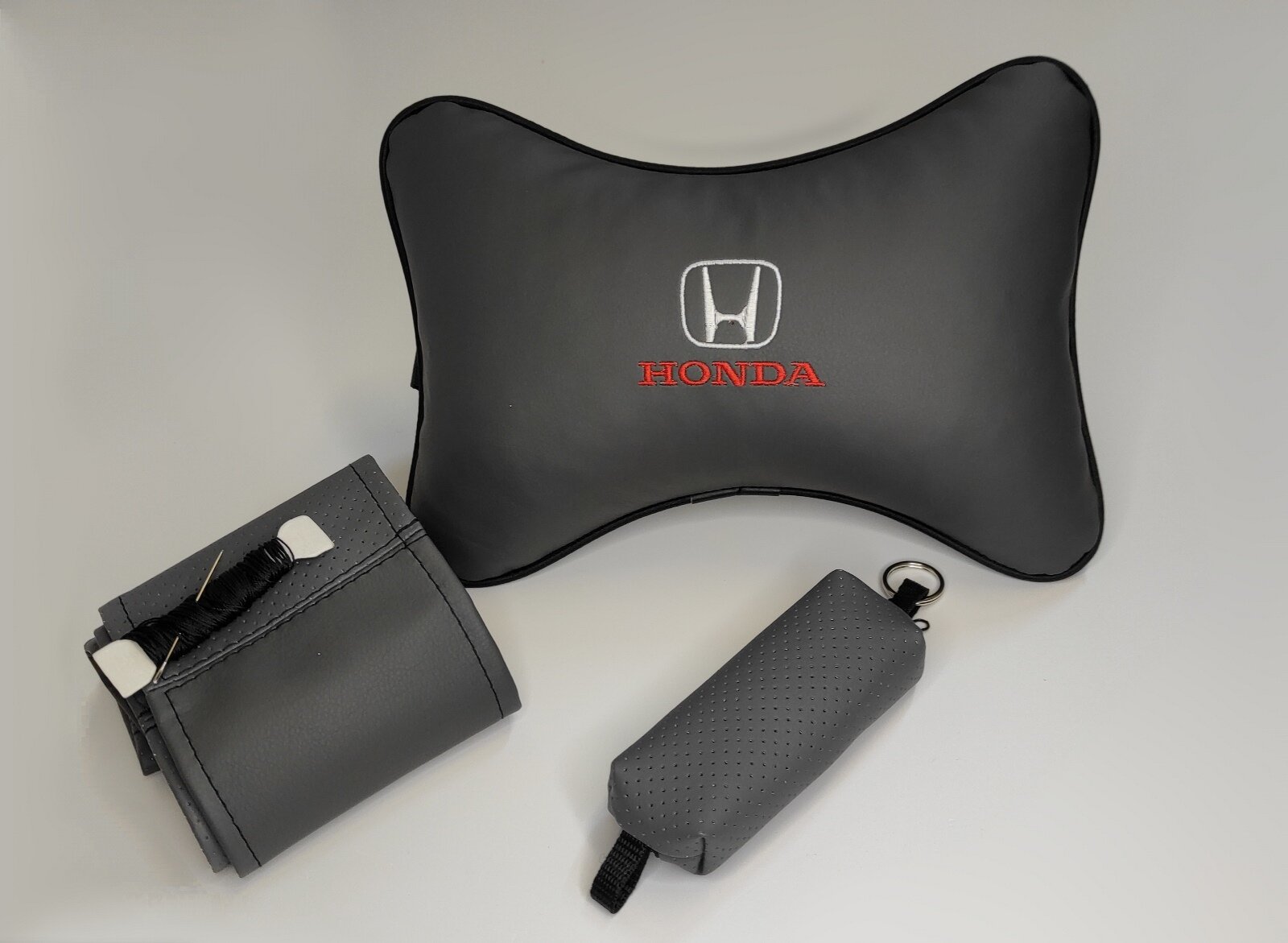 HONDA Подарочный набор: подушка на подголовник из экокожи с логотипом (хонда)  оплетка ключница экокожа серая