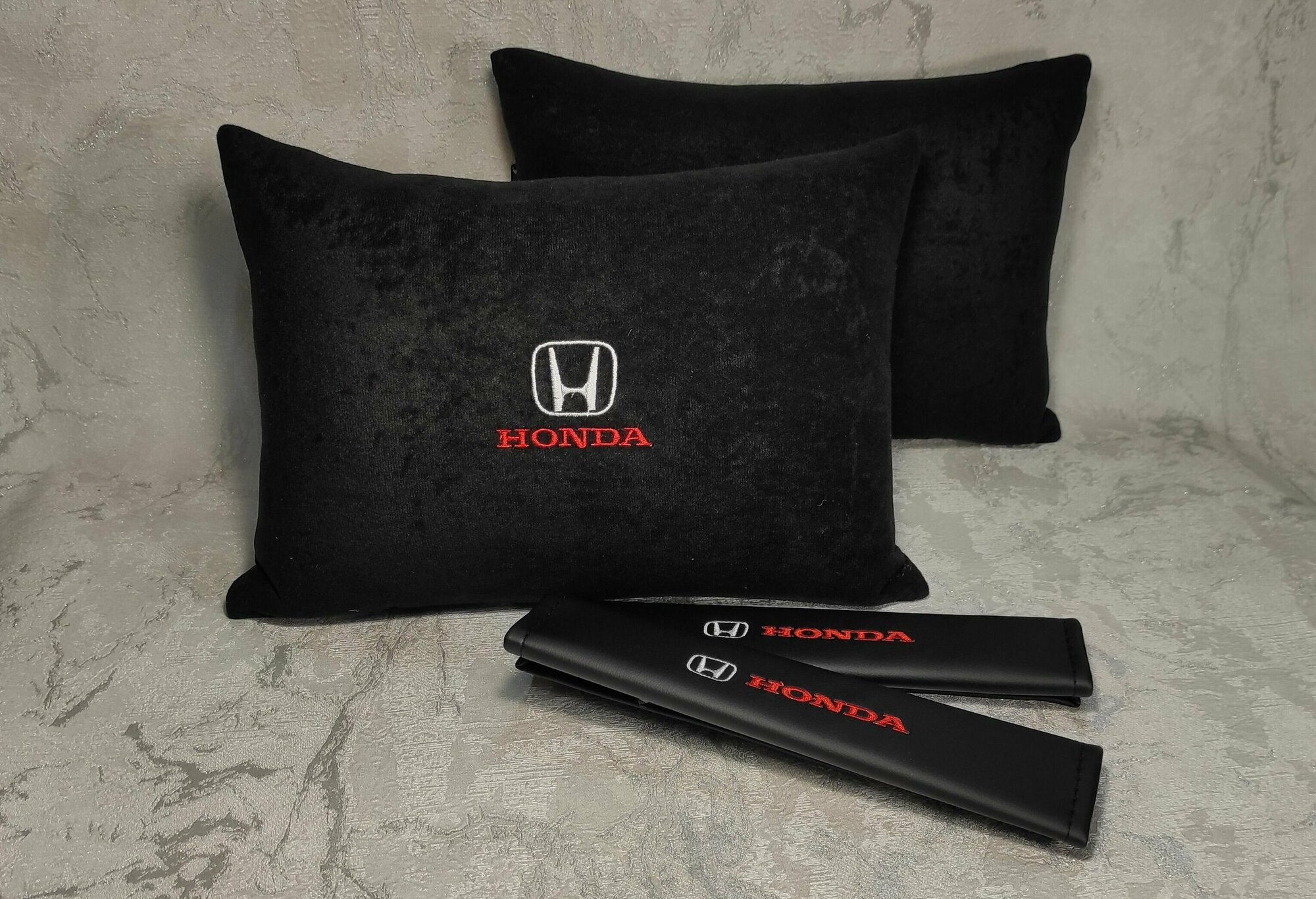 Подарочный набор: декоративная подушка в салон автомобиля из велюра и накладки на ремень безопасности с логотипом HONDA комплект 3 предмета