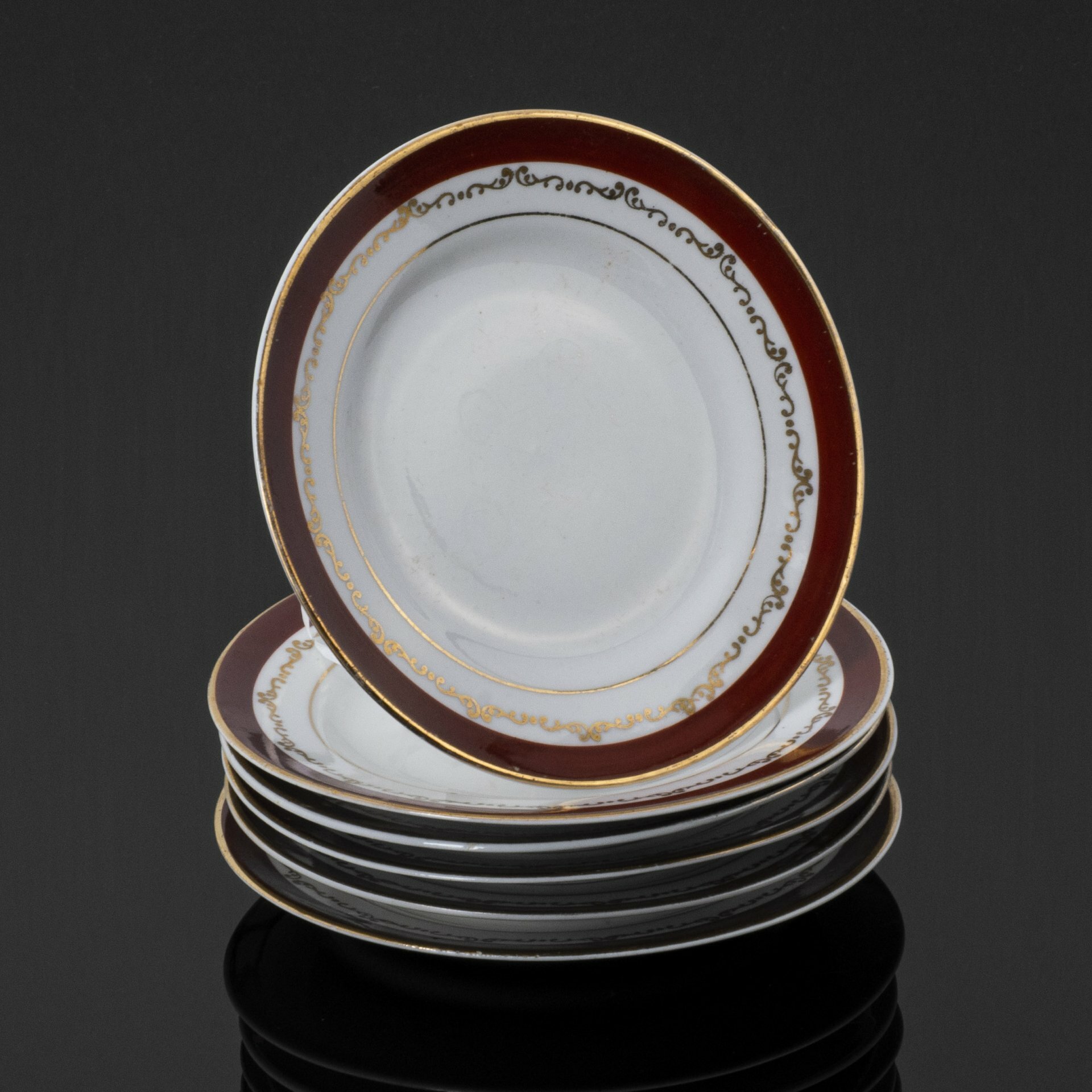 фото Набор блюдец на 6 персон, украшенных золотым орнаментом, фарфор, крытье, золочение, Ленинградский фарфоровый завод (ЛФЗ), СССР, 1950-1960 гг.