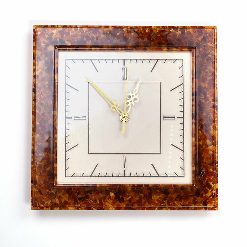 Янтарные часы классической формы с натуральным янтарем в подарочной коробке