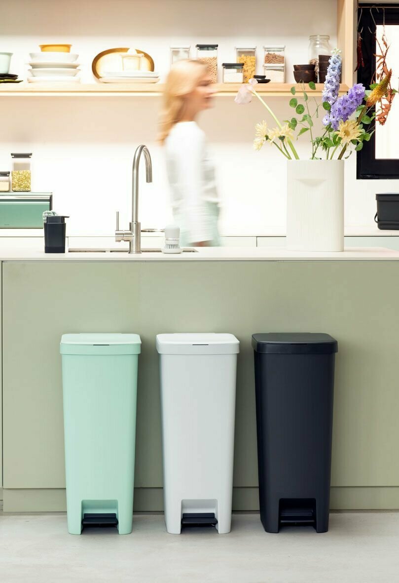 Мусорный бак с педалью 40 л Brabantia StepUp мятно-голубой - фото №9
