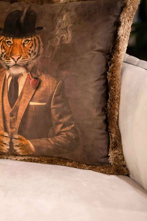 Подушка из вельвета с тигром в классическом костюме EY -238