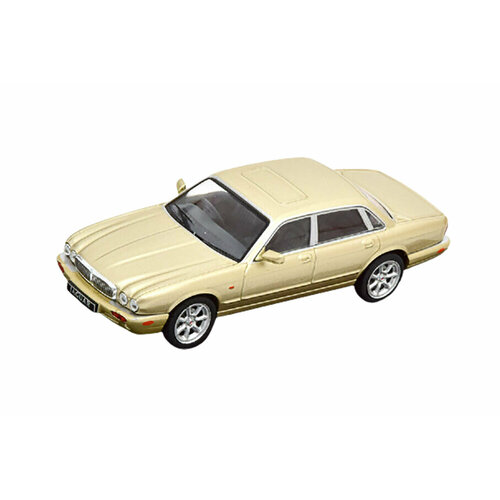 Jaguar XJ8 (X308) 1998 metallic beige