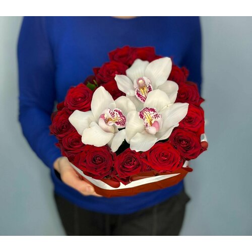 Букет живых цветов в форме сердца с красными розами и белой орхидеей, цветочная композиция, подарок девушке