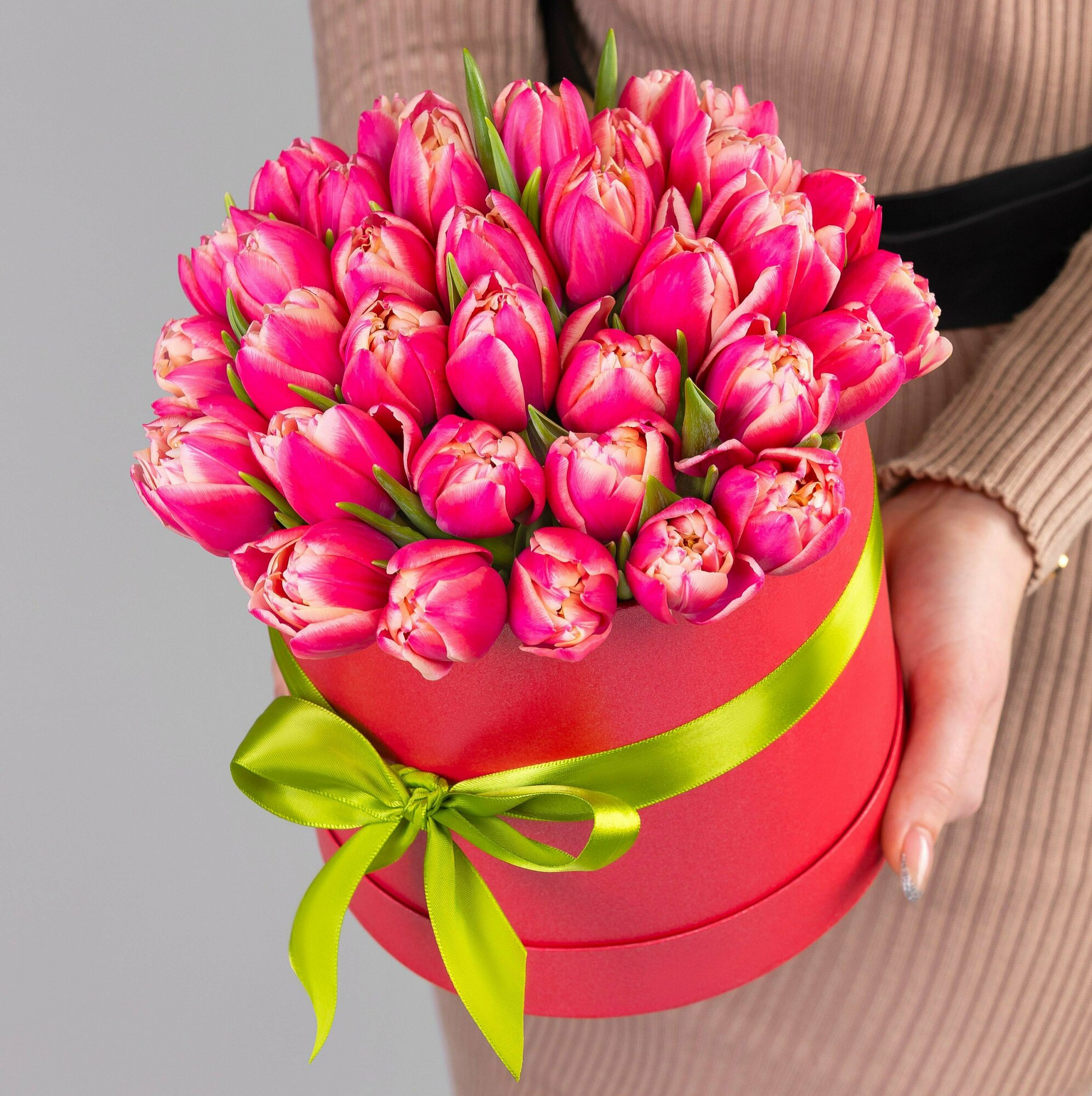 Букет Мегацвет24 "Тюльпаны Колумбус" 35 шт в шляпной коробке