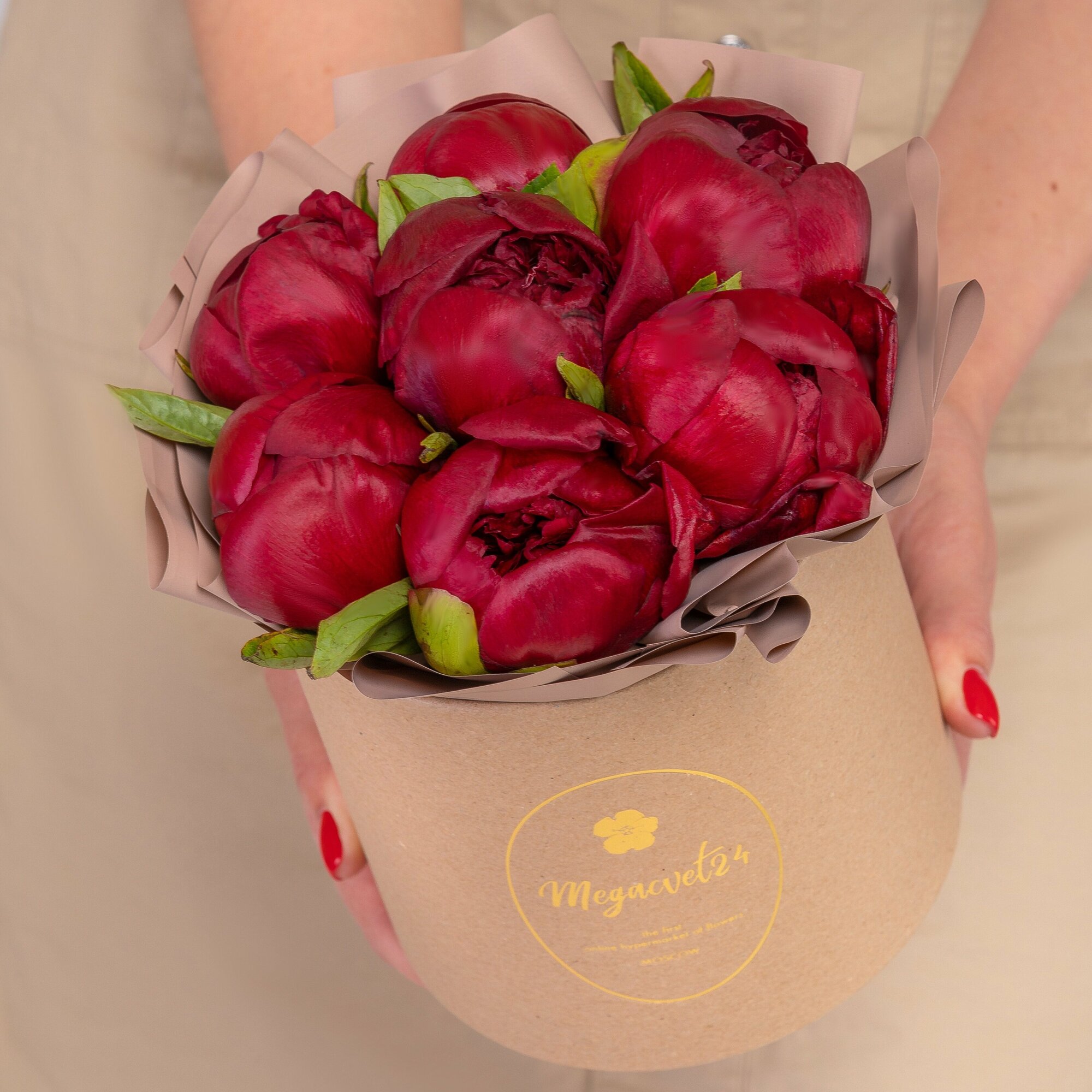Букет Мегацвет24 "Красные Пионы" 9 цветов в шляпной коробке