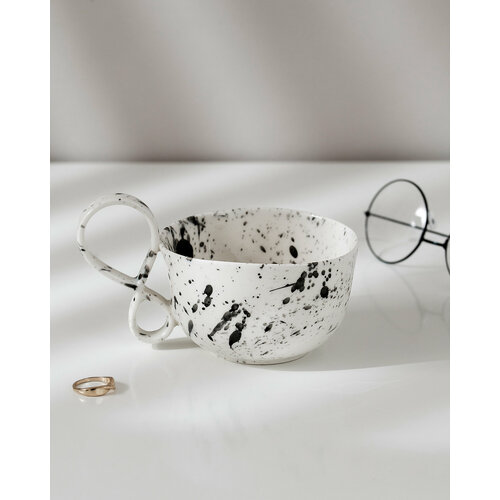 Кружка Linadelika с ручкой в форме Бесконечности из серии Далматинец белая с черными брызгами из фарфора 400мл