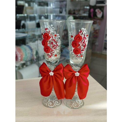 Свадебные бокалы для шампанского в красном цвете и бантами