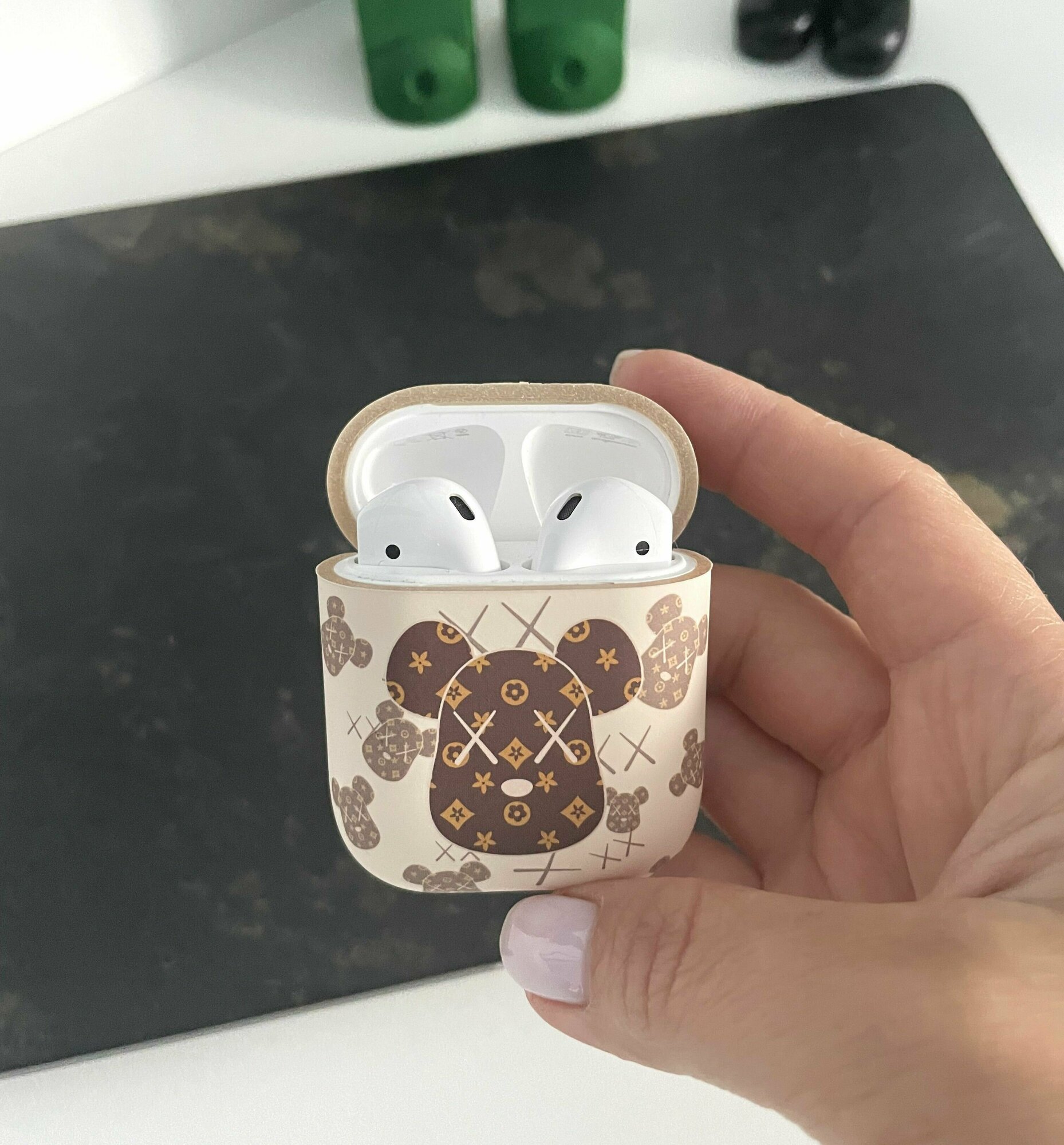 Чехол для наушников AirPods 1/2 (Bearbrick), бежевый