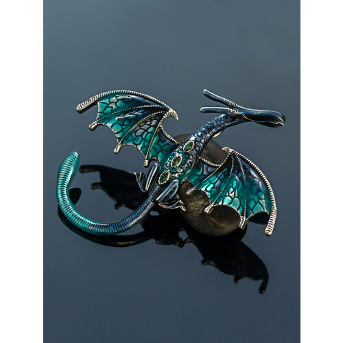 фото Брошь дракон летящий, бижутерный сплав, стразы, синий petro-jewelry