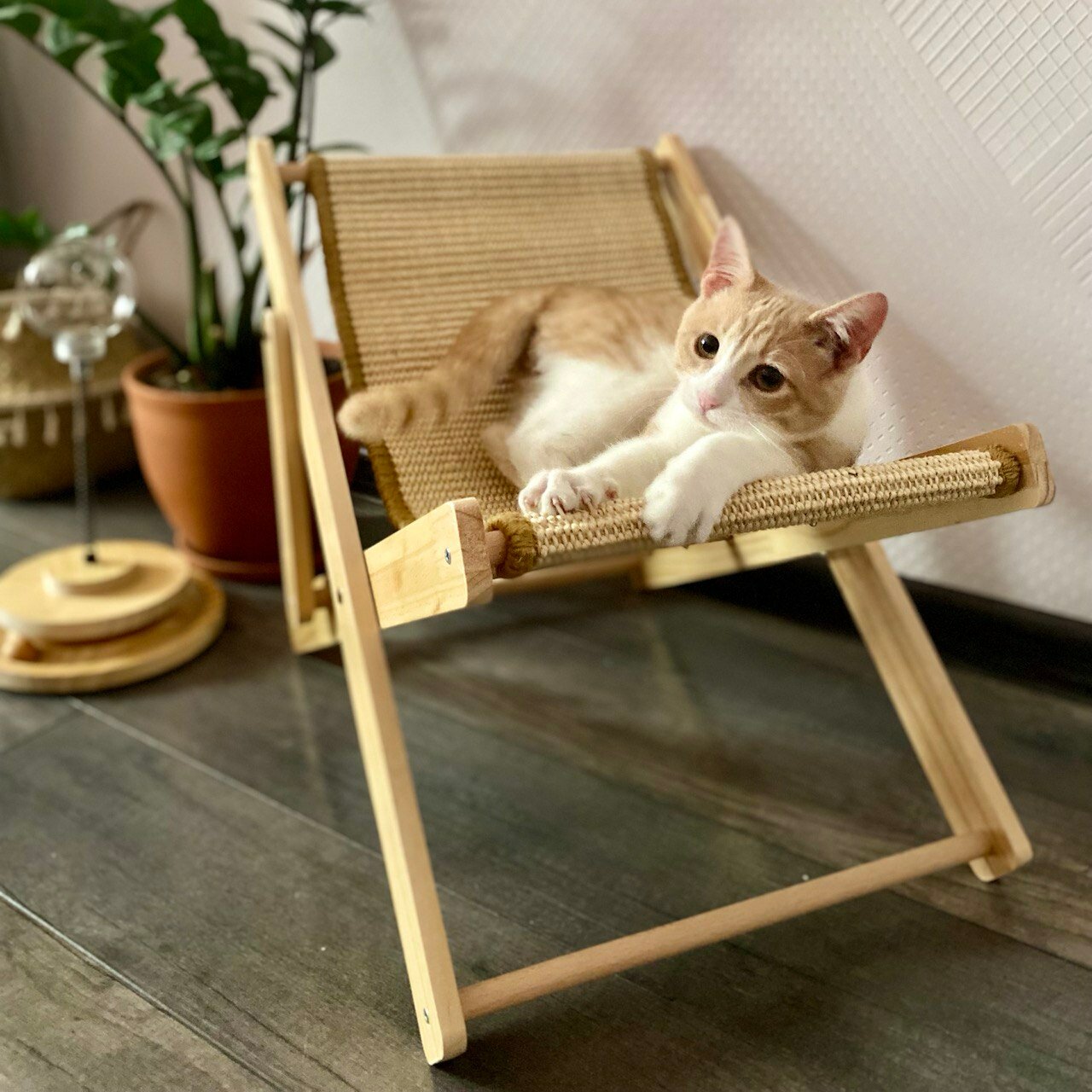 Лежанка-гамак для кошек с когтеточкой из джута и дерева - фотография № 6