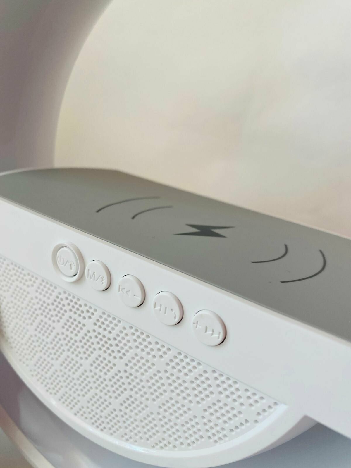 Светильник/ Ночник c беспроводной зарядкой для телефона/Bluetooth-колонка, FM радио — фото 7