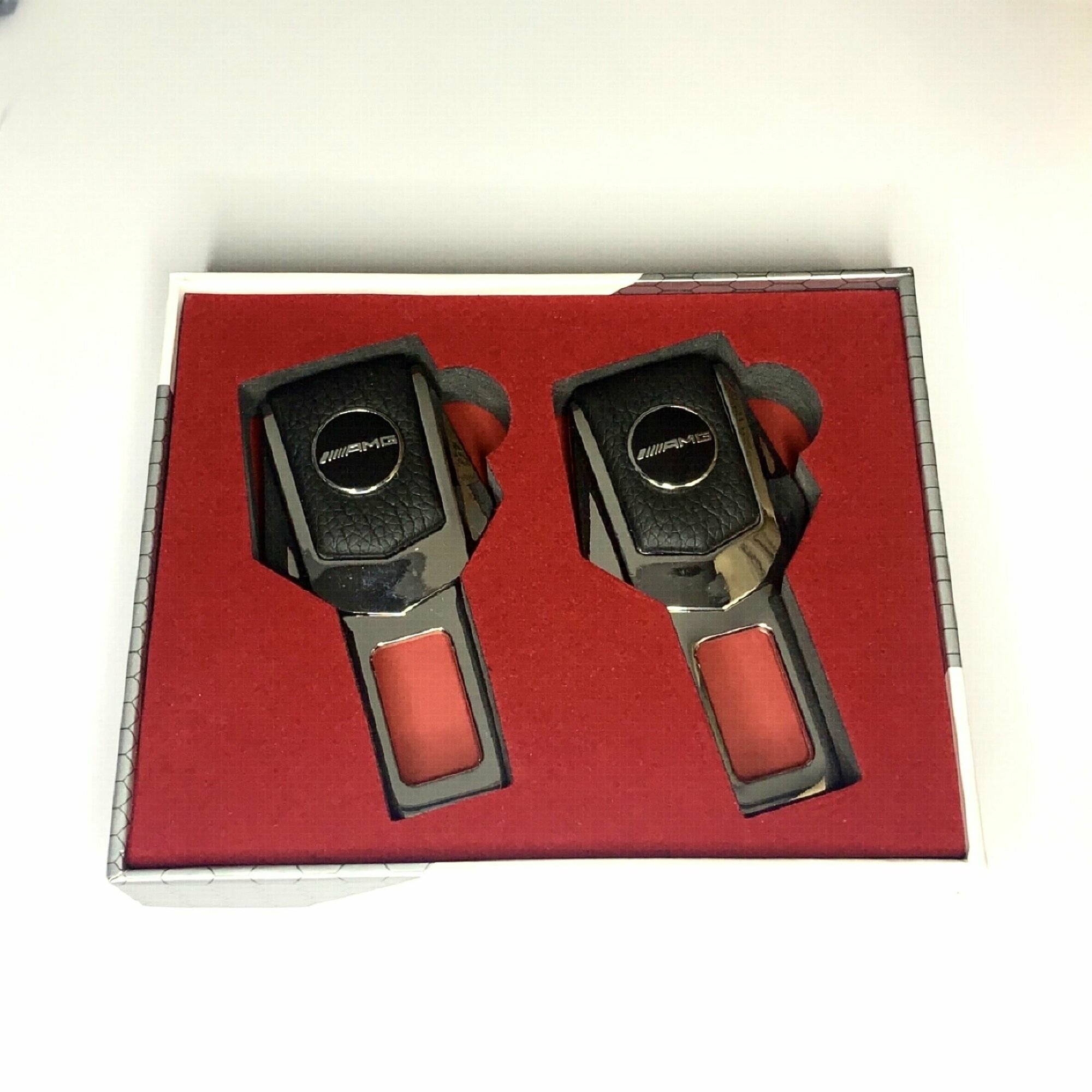 Заглушки ремня безопасности с эмблемой автомобиля Mercedes-Benz AMG в подарочной упаковке/Заглушки с кожаной вставкой