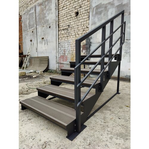 Лестница -крыльцо с ступенями ДПК,6 ступеней, ограждения справа.