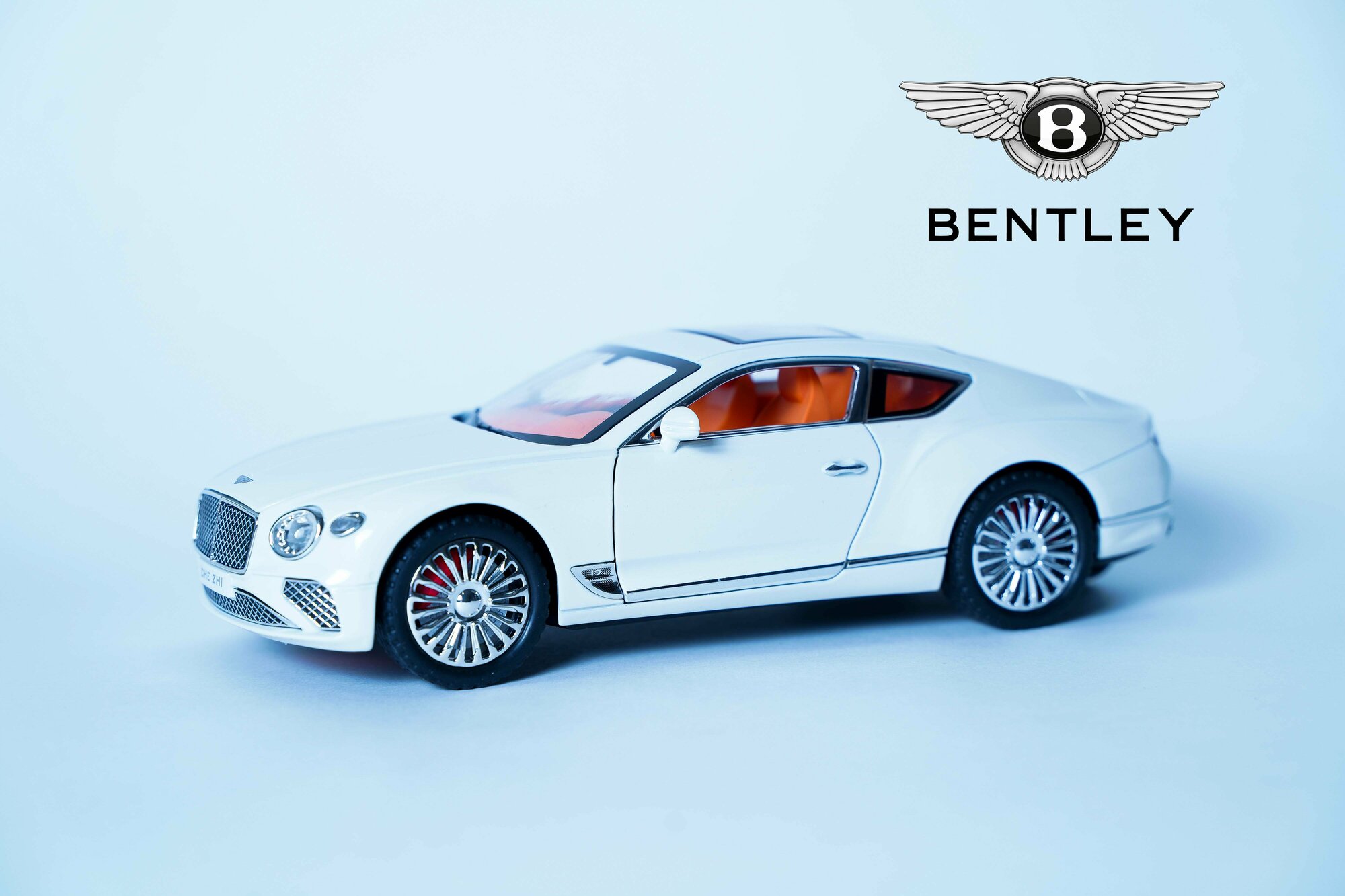 Коллекционная машинка игрушка металлическая BENTLEY CONTINENTAL GT с дымом в масштабе 1:24 цвет белый