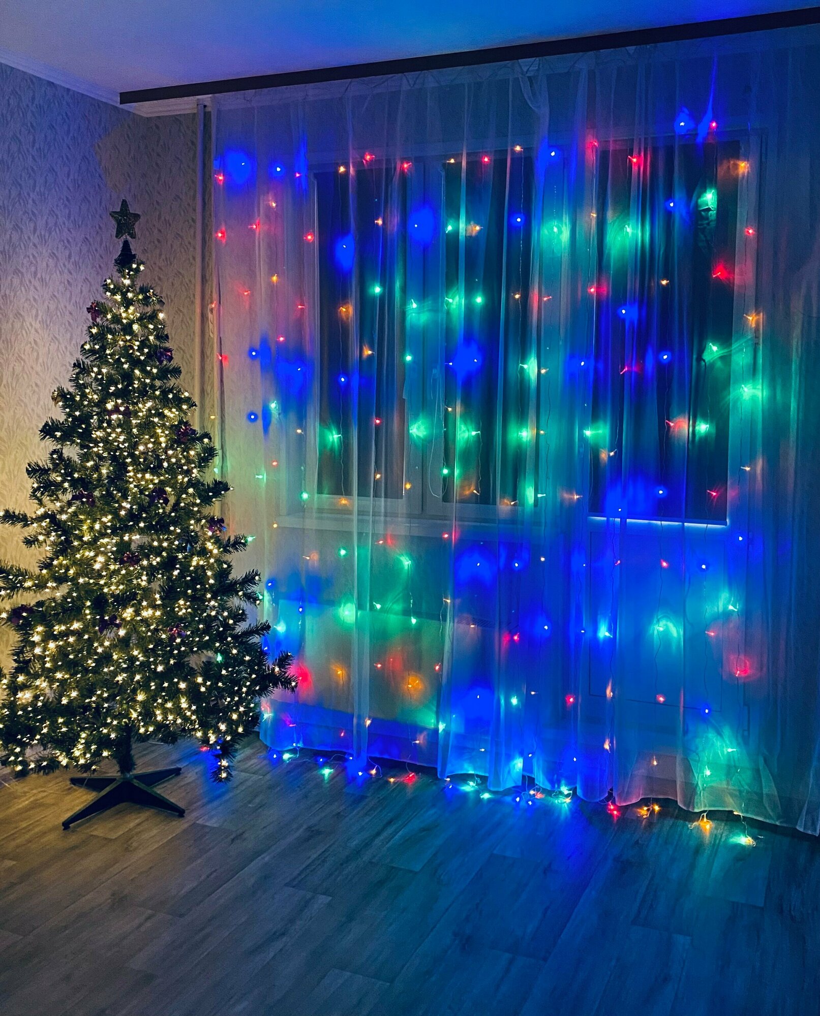Гирлянда новогодняя штора / занавес 3x3 метра белый свет работает от сети 166 светодиодов + удлинитель 3 метра в подарок