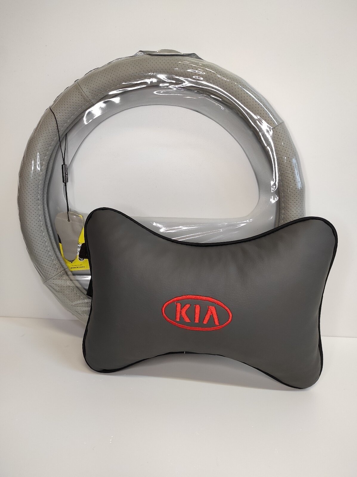 KIA Подарочный набор: подушка на подголовник из экокожи с логотипом (КИА)  и оплетка на руль из натуральной перфорированной кожи р-р М серая