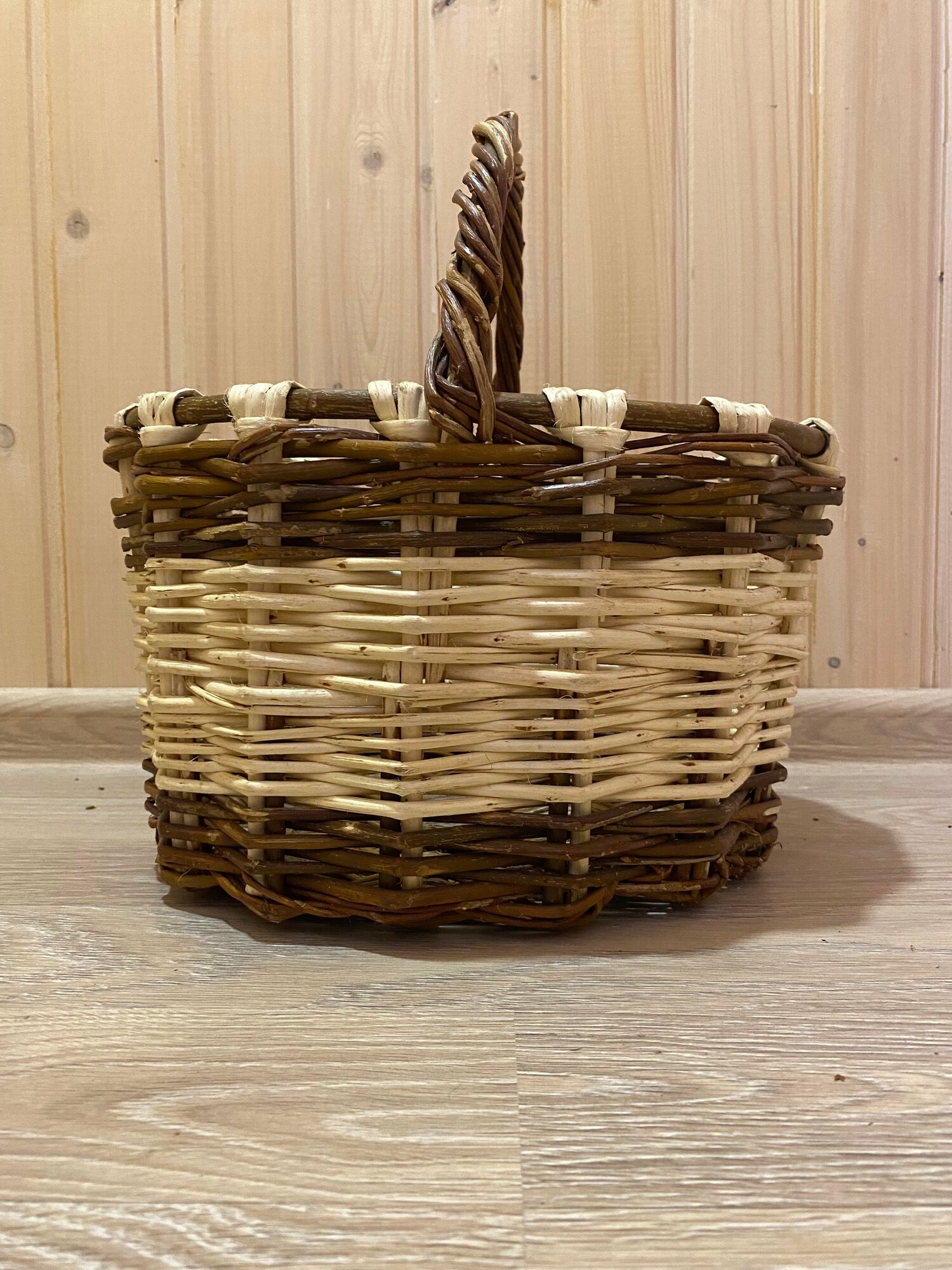 фото Корзинка плетеная для грибов или пикника