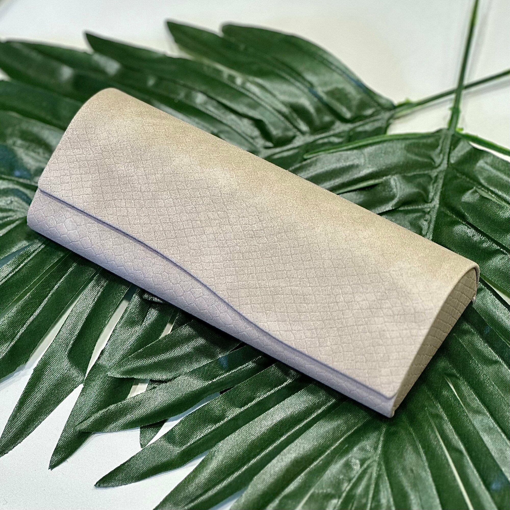 Футляр для очков Eco Suede Medium Case Ivory, эко-замша, текстура под рептилию, светло-бежевый/слоновая кость