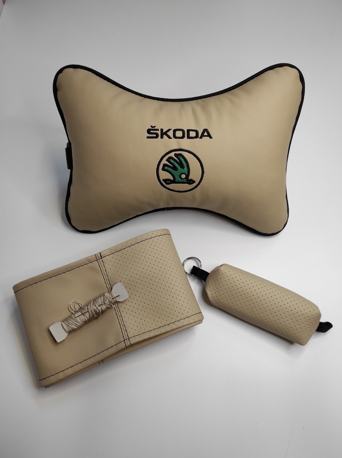 SKODA Подарочный набор: подушка на подголовник из экокожи с логотипом (шкода) , оплетка, ключница, экокожа, бежевая