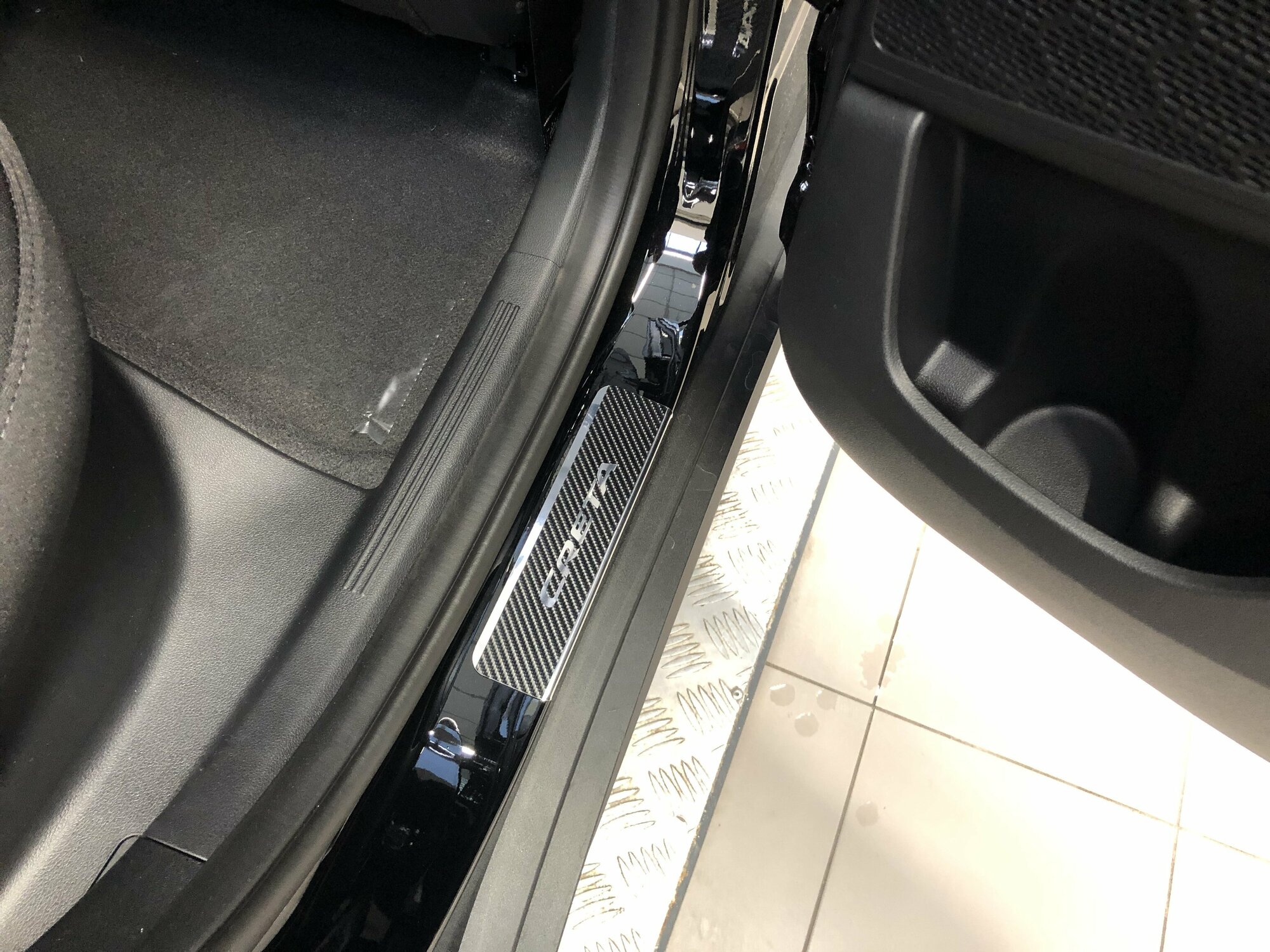 Накладки на пороги из нержавеющей стали+карбон для Hyundai Creta (2021-н. в.) комплект 4 шт. — фото 4