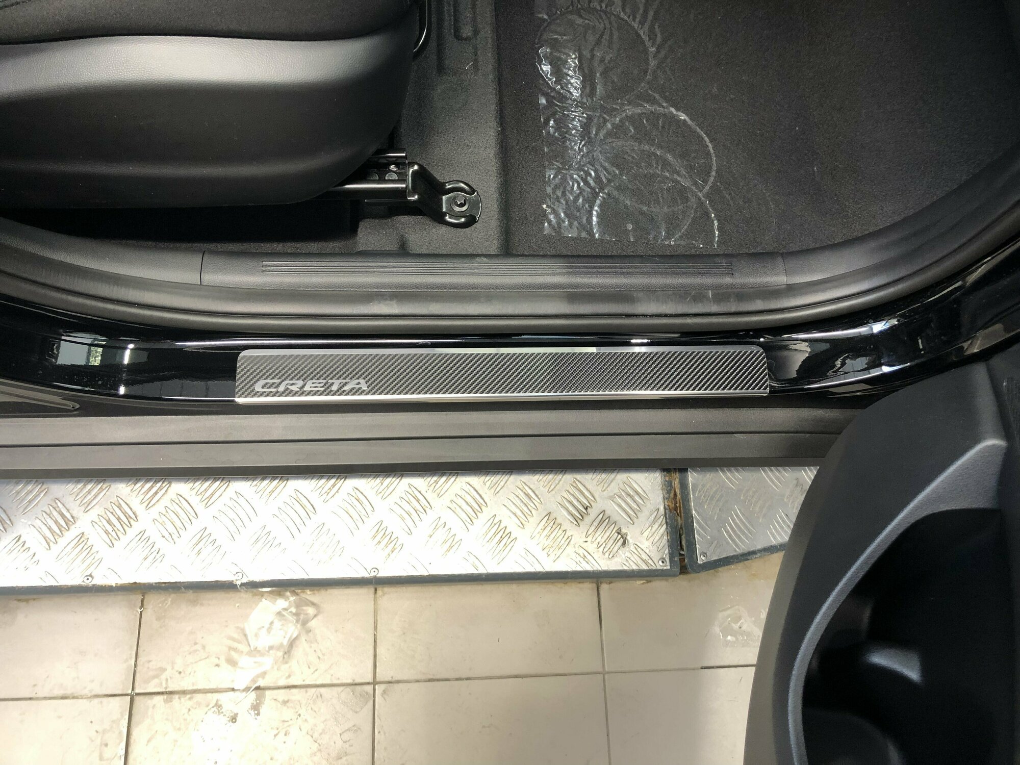 Накладки на пороги из нержавеющей стали+карбон для Hyundai Creta (2021-н. в.) комплект 4 шт. — фото 2