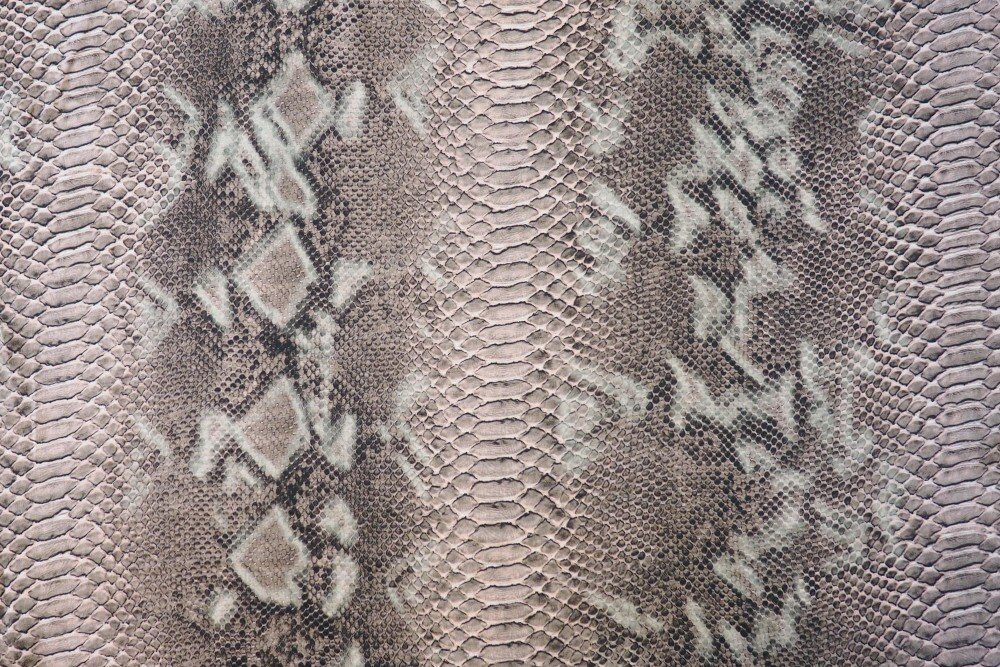 Ткань шелковый атлас бело-розоватый с серым с принтом рептилия