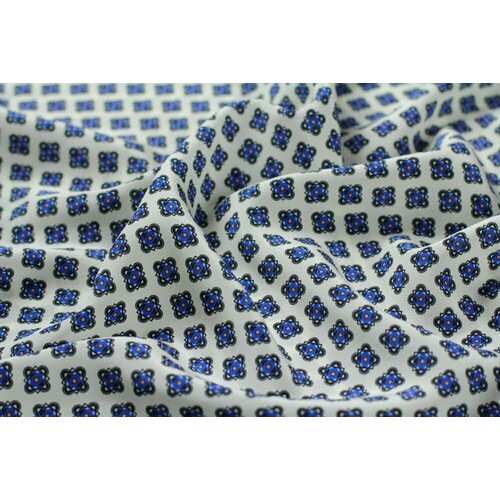 Ткань белый крепдешин с синим геометричным рисунком ткань крепдешин с серо голубым рисунком