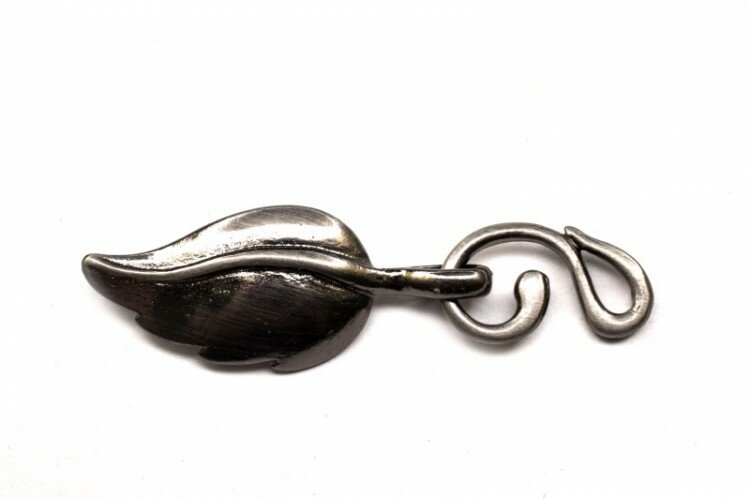 Замок-крючок 32х14х5мм петелька 17х10х2мм отверстие 2мм и 3мм цвет никель латунь 09-037 1 комплект