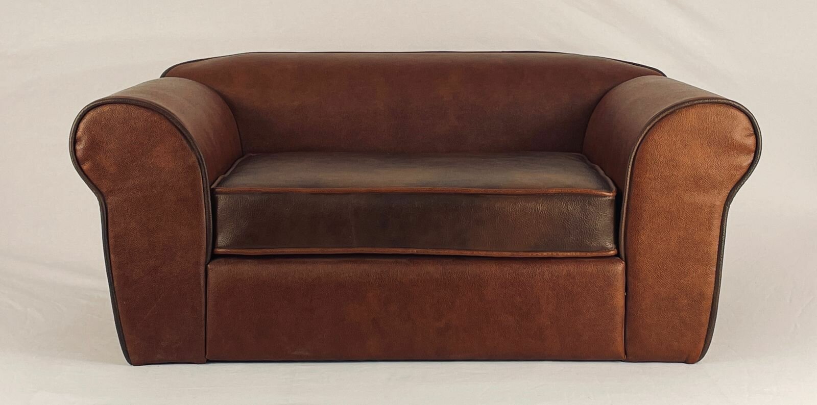 Лежак диванчик для собаки "Гоя", 90х60х40 см., коричневый, экокожа - фотография № 1
