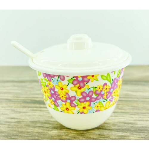 Сахарница пластиковая с ложкой Мелкие фиолетовые и желтые цветы белая 182₽