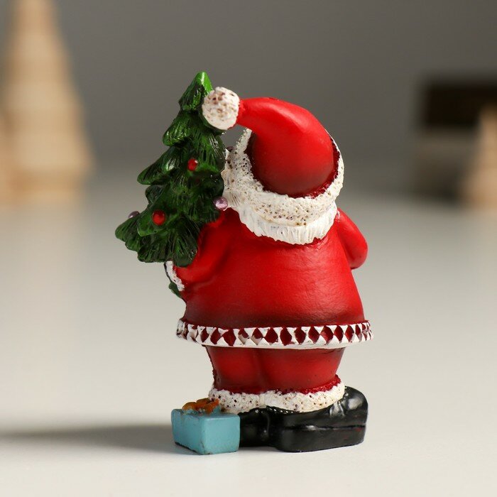 Сувенир полистоун "Дед Мороз в красном наряде с подарком" микс 6,5х5х4 см