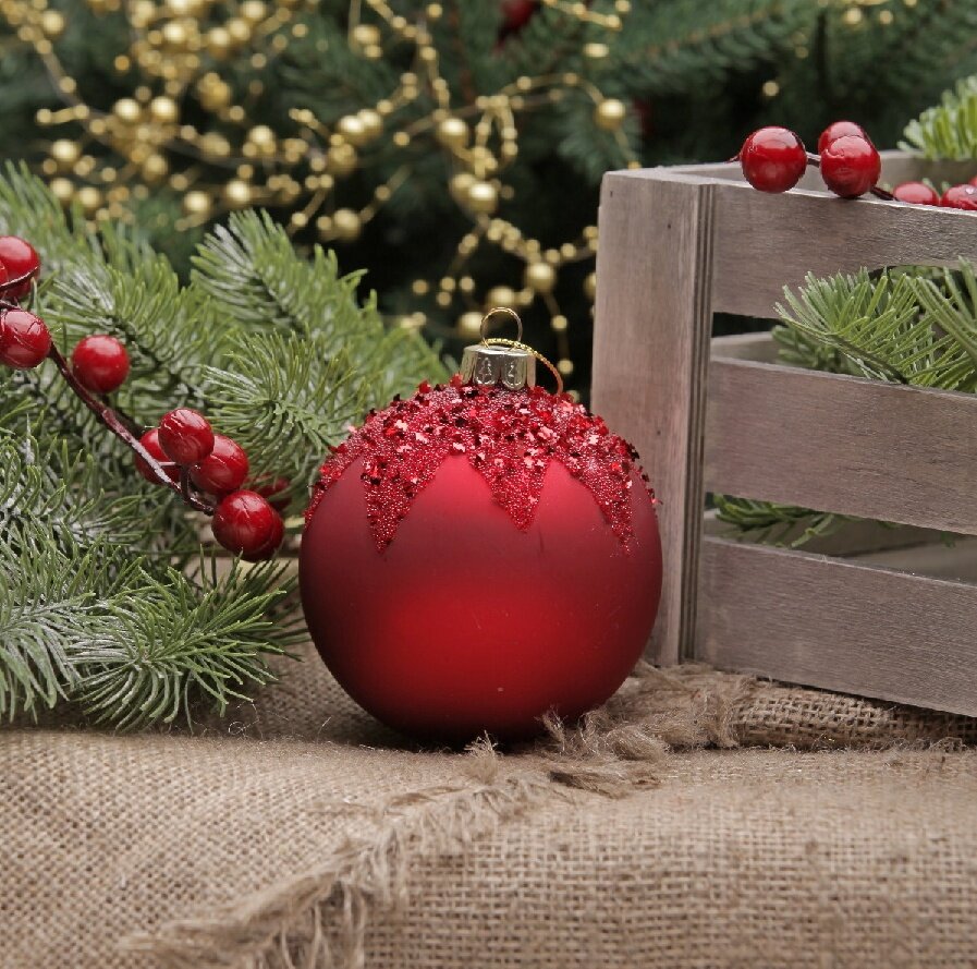 Рождественская декорация (Шар стеклянный красный с блестками диаметр 8 см)