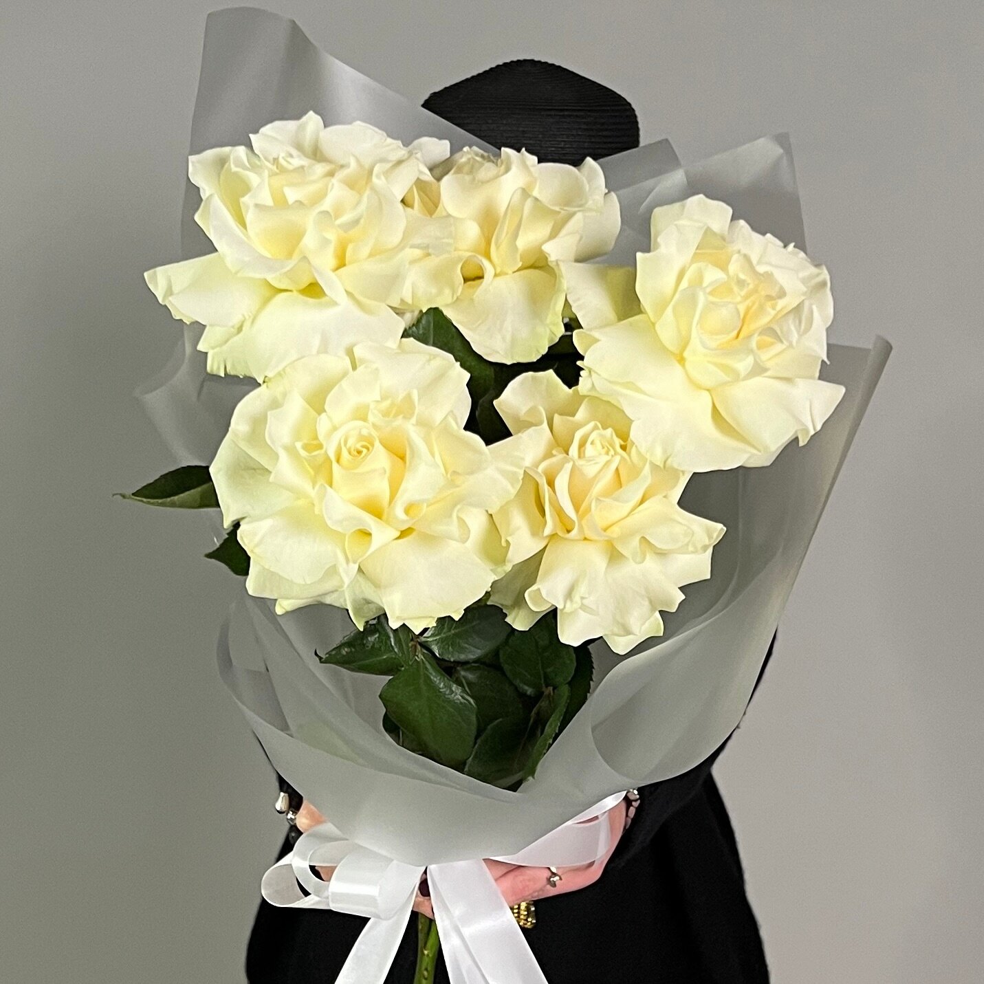 Монобукет живых цветов 5 французских белых роз
