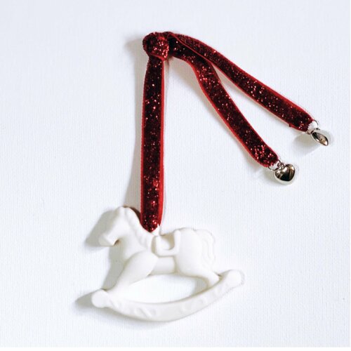 Подвес/игрушка из фарфора - лошадка с красной лентой с рисунком, серебро красный