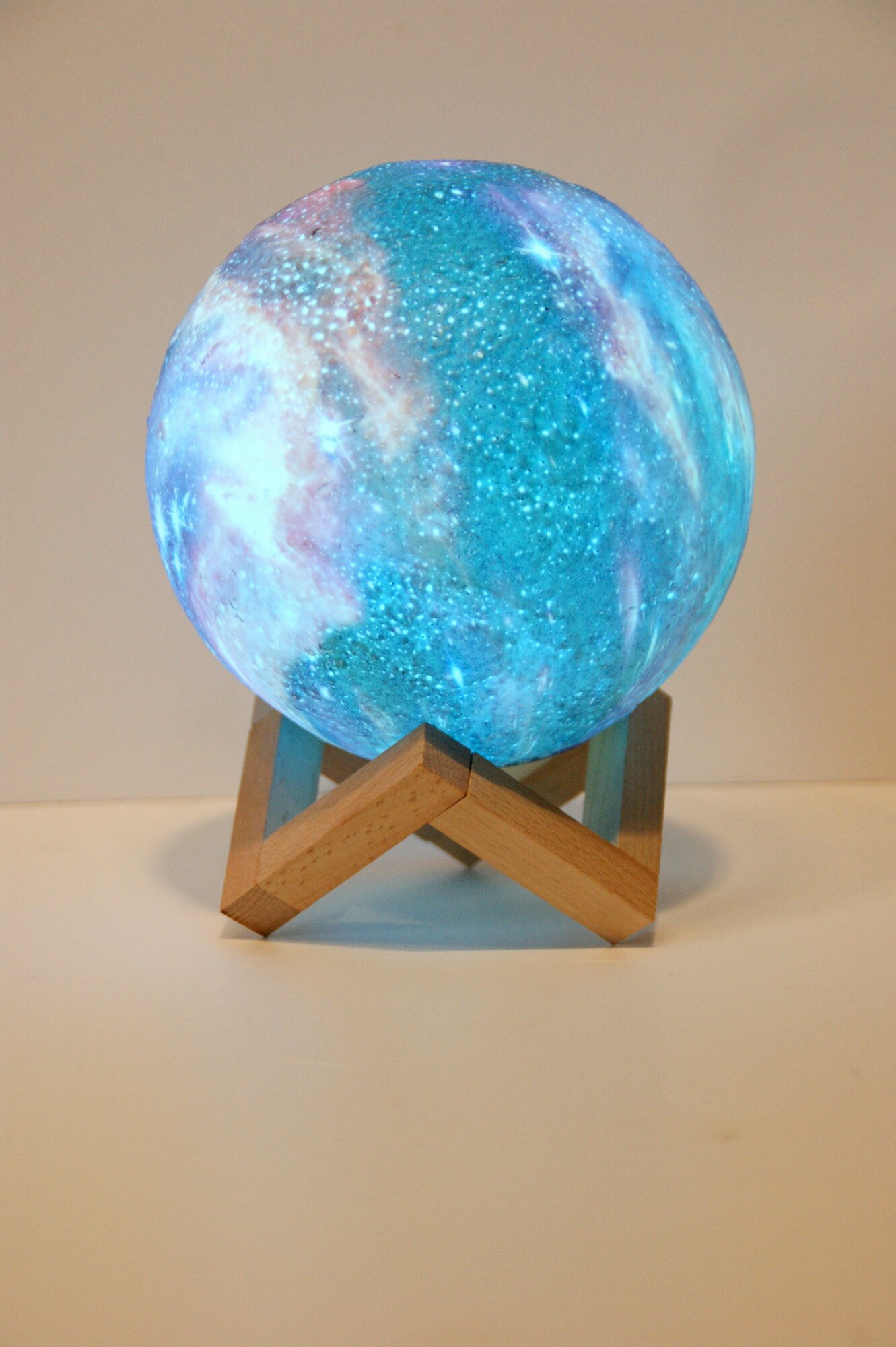 Беспроводный сенсорный светильник Луна 3D-шар Moon Lamp 15 см на деревянной подставке с пультом управления - фотография № 3
