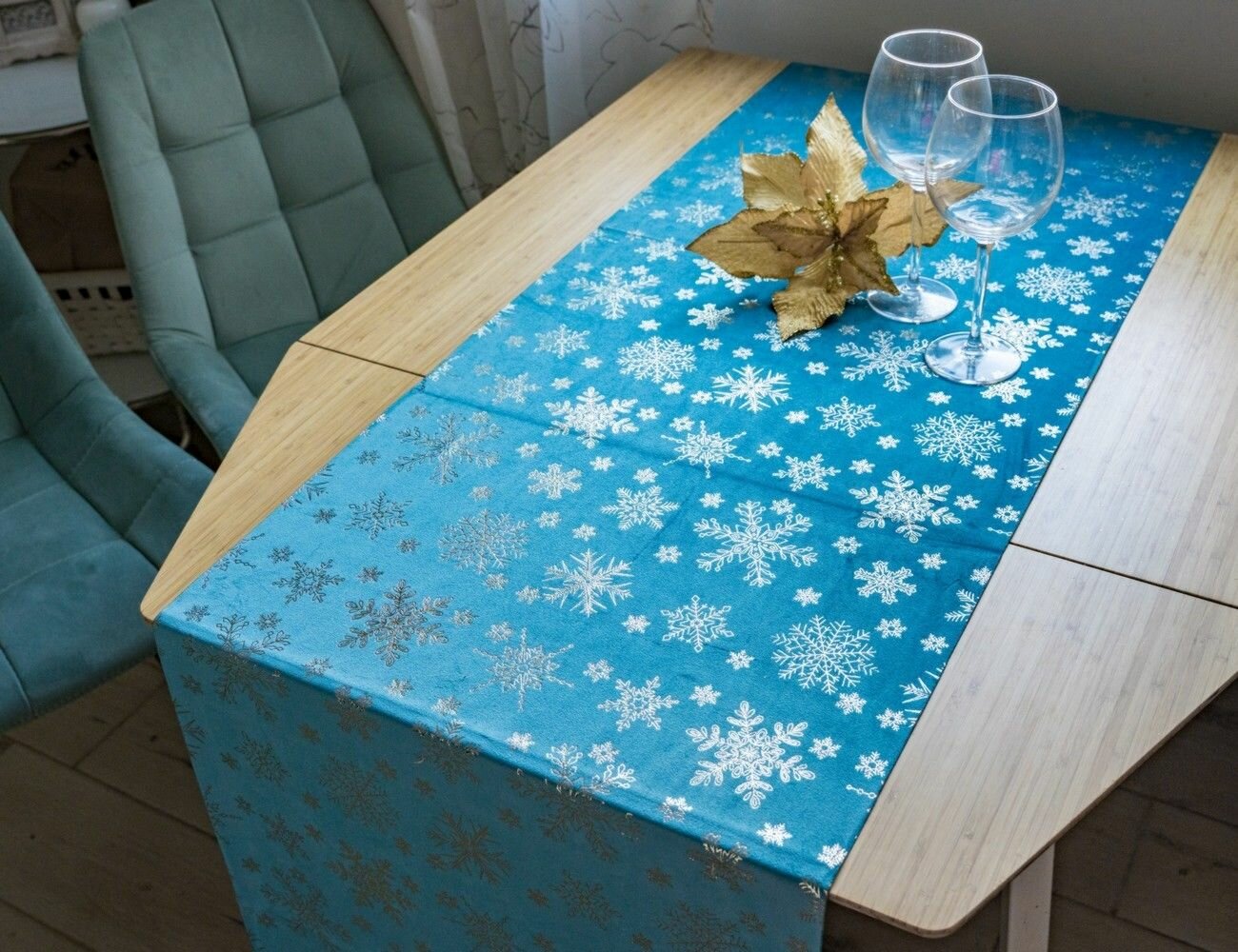 Дорожка для стола рождественская радость - макси (Снежинки), бирюзовая, 48х270 см, Due Esse Christmas DUE2-GREEN-48-снеж