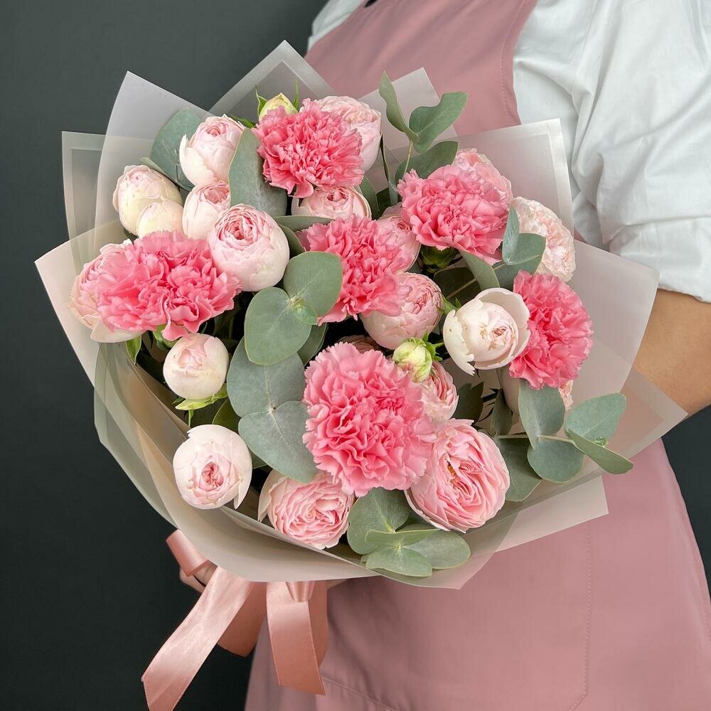 Авторский букет из нежно-розовых кустовых Роз и розовых Диантусов