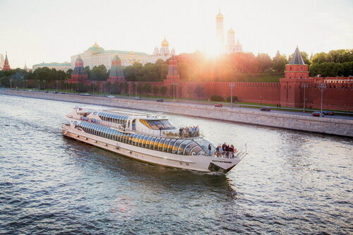 Изображение товара Подарочный сертификат «Круиз по Москве-реке на борту яхты Radisson» (2 часа 30 мин, 1 человек)