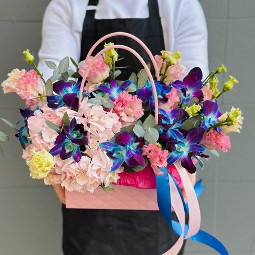 Изображение товара Сборная сумочка Rybe-Flowers, с эустомами, орхидеями, гортензией, синими орхидеями дендробиумом