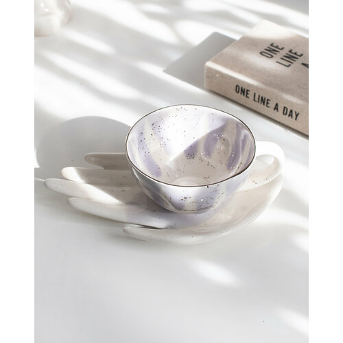 Чайная пара Linadelika из серии Приручай с ладонью лавандового цвета и с брызгами блестящей платины 180мл