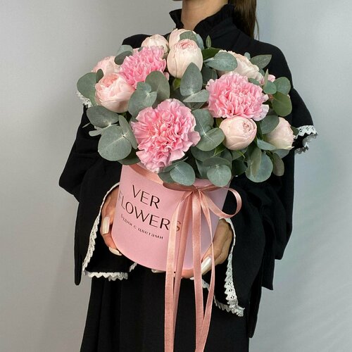 Пионовидные розы с диантусами и эвкалиптом в коробке Ver Flowers