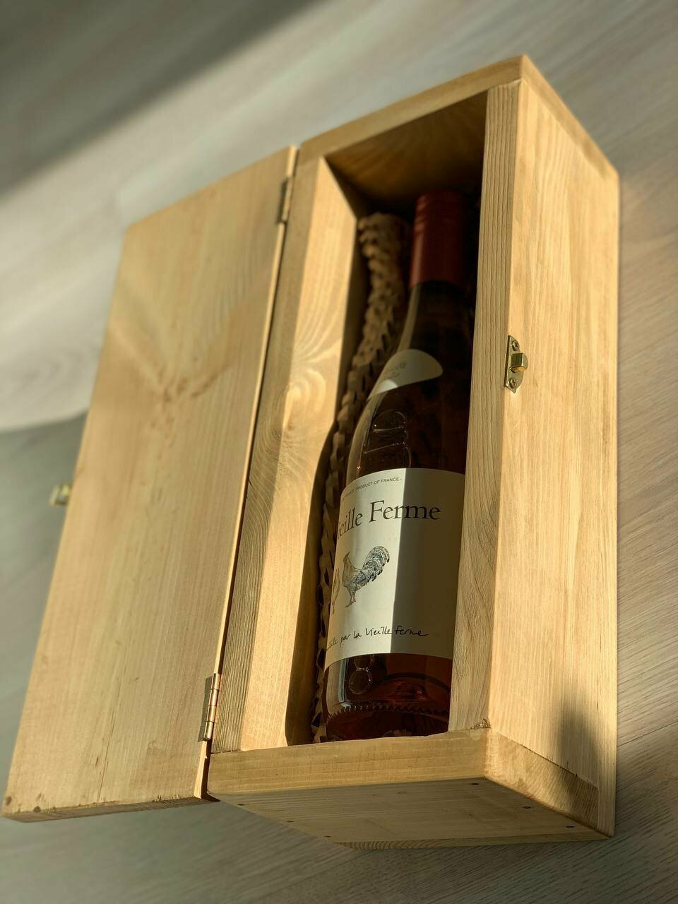 Подарочная деревянная коробка-футляр (ящик, шкатулка, упаковка) из массива сосны с замком для бутылки алкоголя (вина, коньяка, виски) WB-001