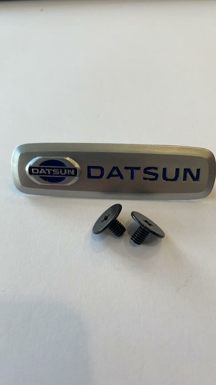 Комплект шильдиков металлических с эмблемой авто "DATSUN" и 4 винтовыми креплениями (Пара)