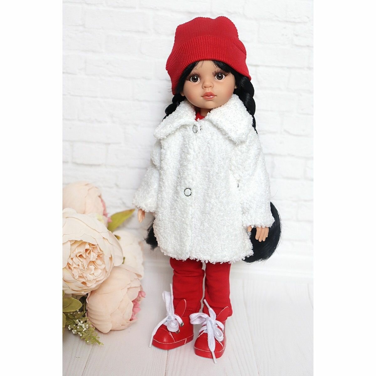 Комплект одежды и обуви для кукол Paola Reina 32 см (шубка ягненок, костюм, шапка, кеды), белый, красный