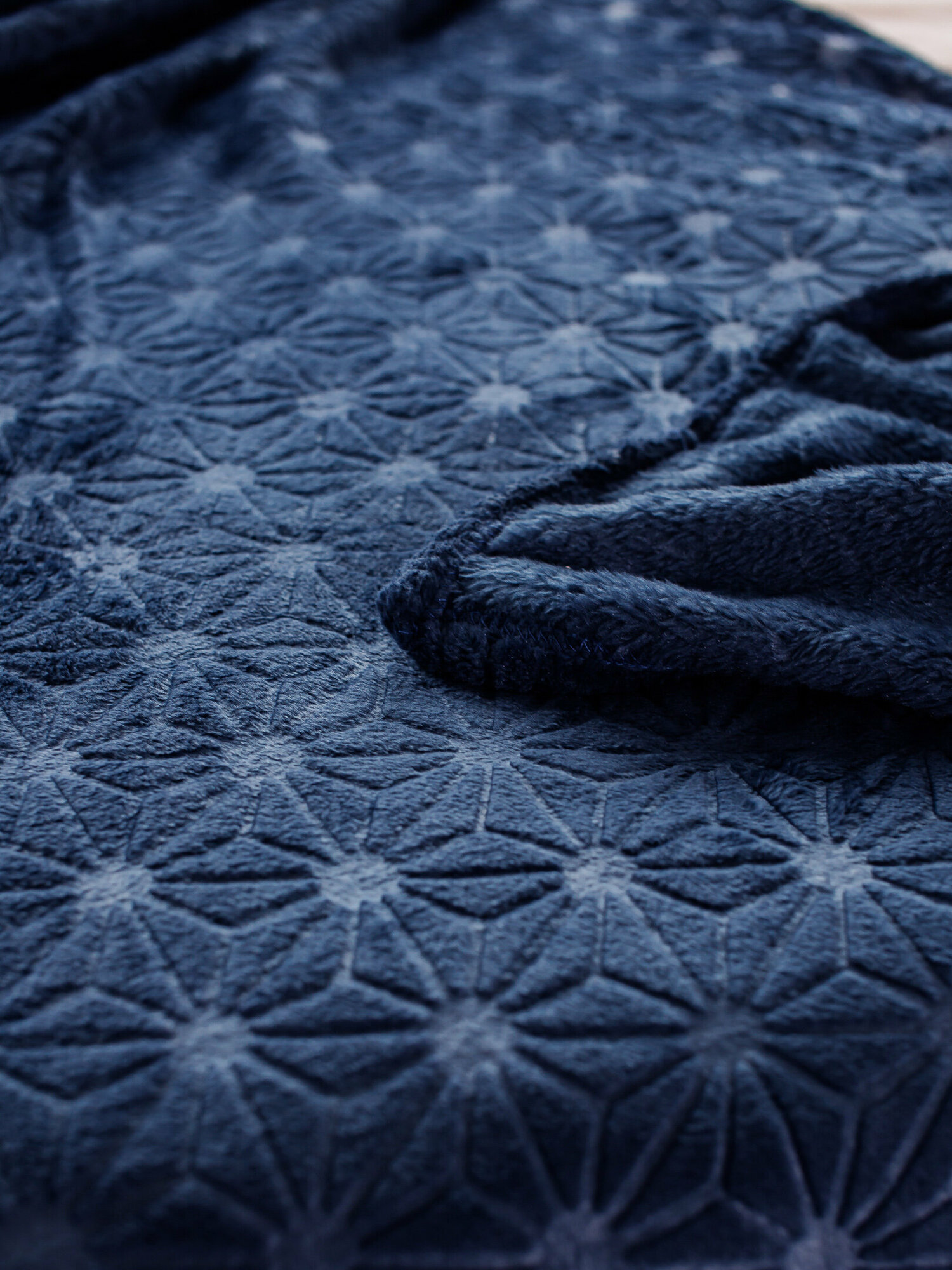 Плед велсофт на диван, покрывало на кровать, 180х200, Синий - фотография № 12